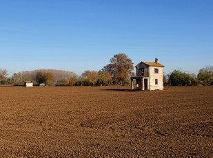 35 Sanazzaro de' Burgondi - La casetta dimenticata di Via Voghera